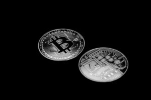 不動産と仮想通貨の投資はどちらが有利なのか？